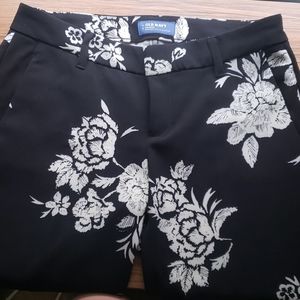 Old Navy Black/White Flower Print Cropped Pants
